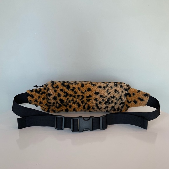 SUPREME Leopard Fleece Waist Bag - Picture 7 of 7